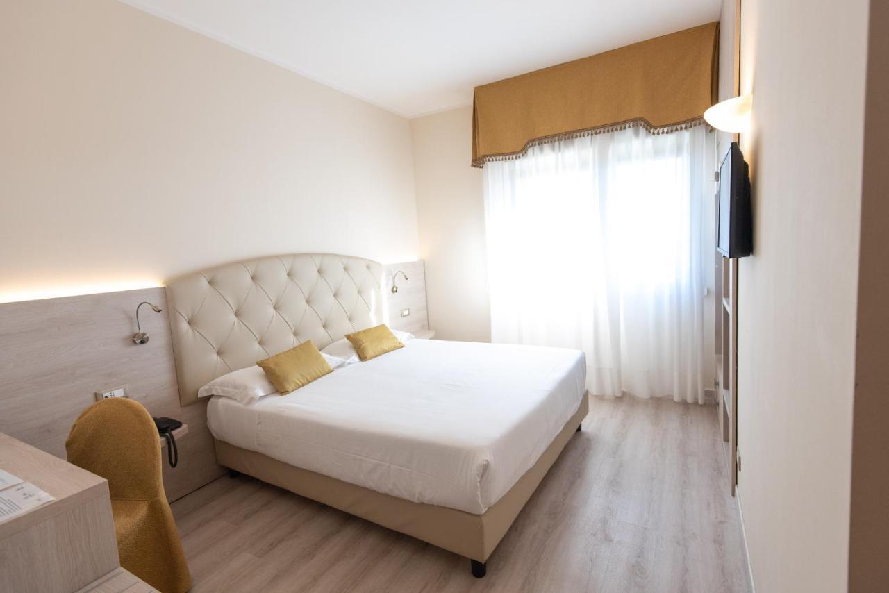Hotel Castello Artemide Congressi Кастель Сан Петро Терме Экстерьер фото
