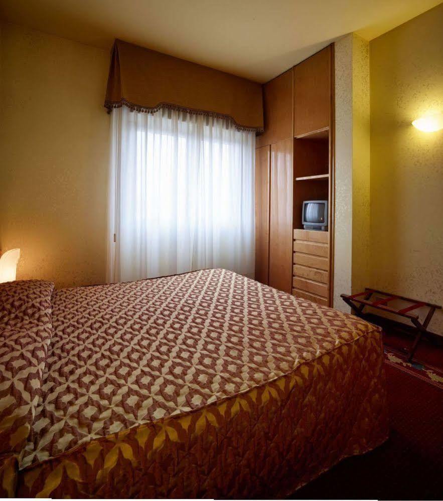 Hotel Castello Artemide Congressi Кастель Сан Петро Терме Экстерьер фото